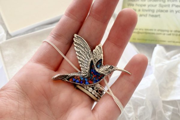 These Cremation Jewelry Pieces Keep Your Loved Ones Close Forever