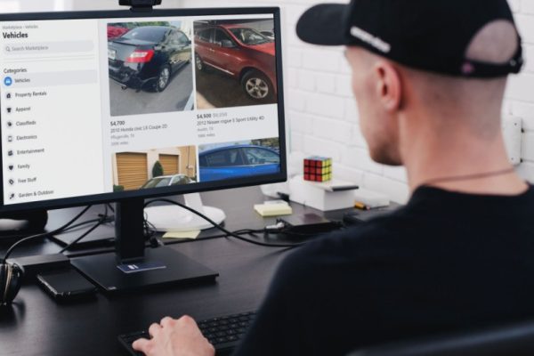 Selling on Facebook Marketplace: Make Extra Cash with These Tips